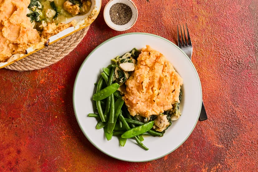 It’s the dish of your dreams – a Slimming World-friendly fish pie. Flakes of smoked haddock are mixed with leek and spinach in a creamy dill sauce, and topped with potato and sweet potato mash. Served simply with green beans and mangetout, it’s o’fish-cially delicious!