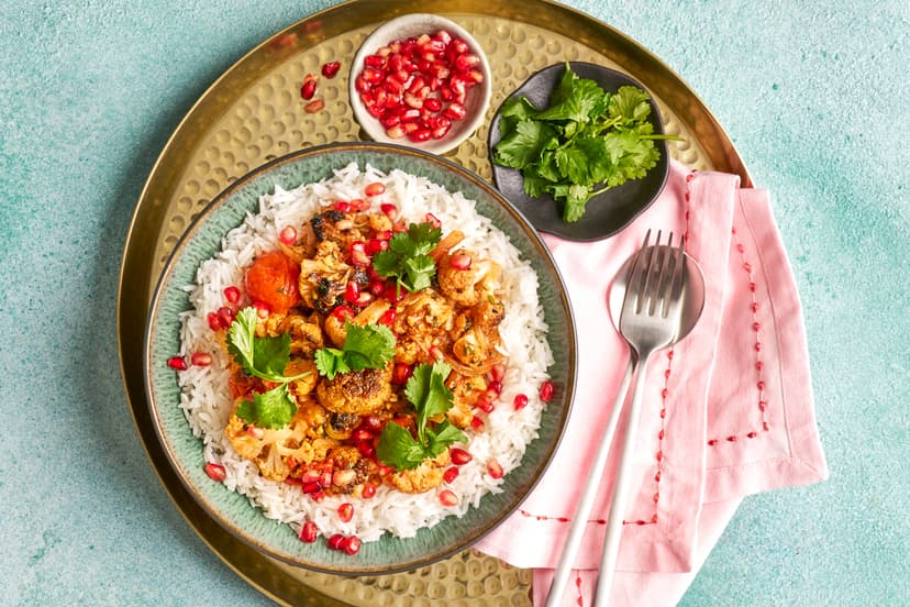 It might be mild in heat, but this plant-based curry has a mighty flavour. Grilled cauli and baby tomatoes are smothered in a seriously aromatic sauce that tastes like it’s got a loyalty card for the spice bazaar and isn’t afraid to use it (black mustard seeds, cardamom, cinnamon… we could go on)! Pomegranate brings some sparkle and fluffy rice turns it into a feast.